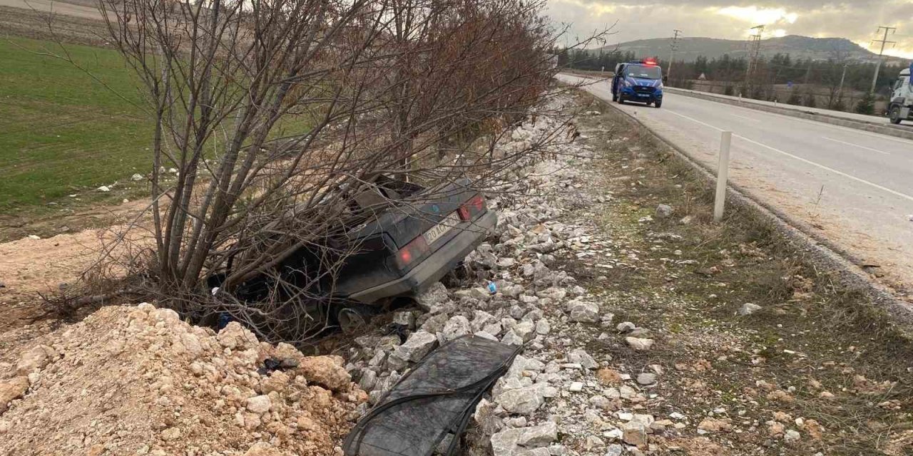 Yoldan çıkan otomobil şarampole uçtu