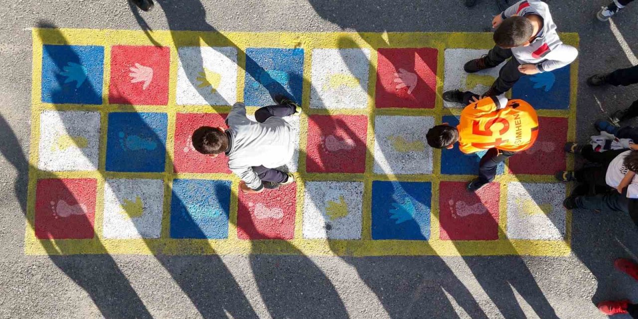 Menemen’de okul bahçeleri artık çok daha eğlenceli