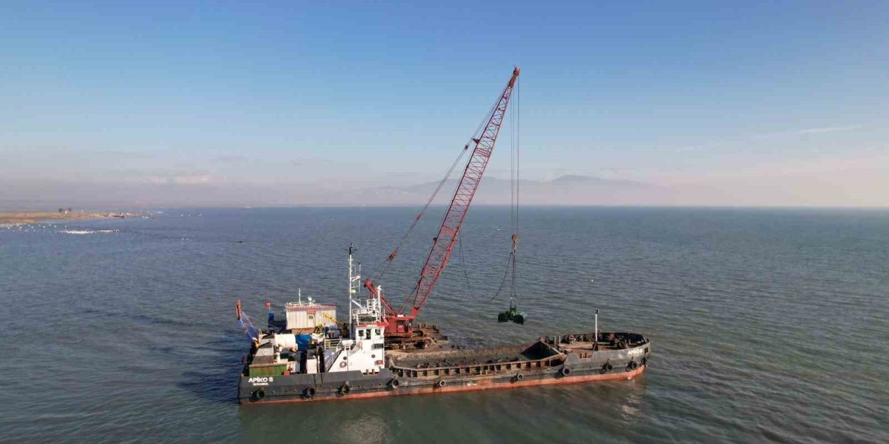 Körfezden 60 bin ton çamur çıkarıldı