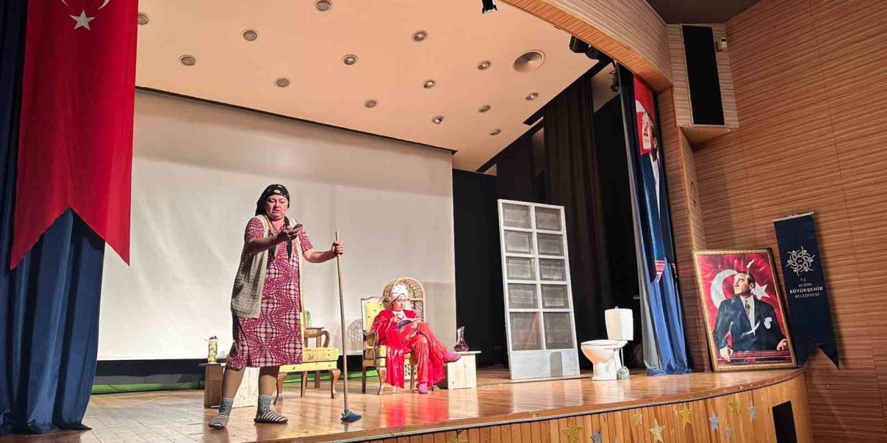 Kuyucaklı sanatseverler tiyatro ile buluştu