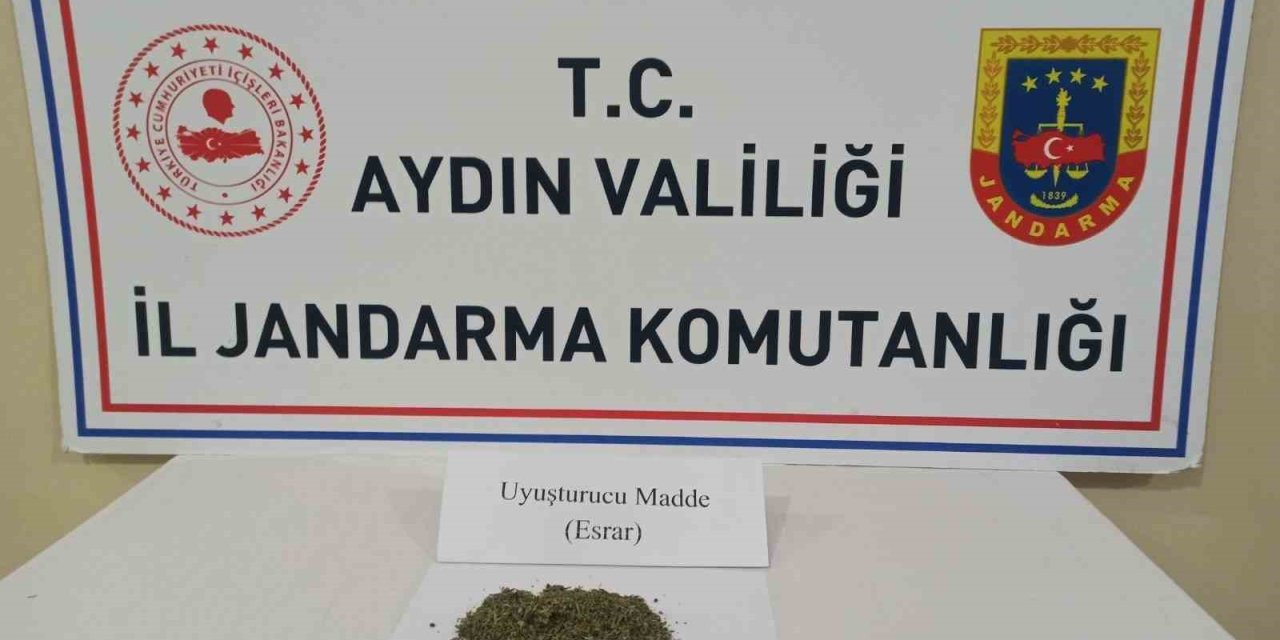 Jandarmanın hassas burunlu köpeği uyuşturucuya geçit vermedi