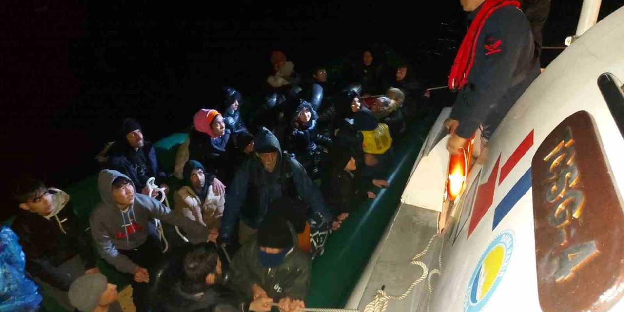 İzmir açıklarında ölüme sürüklenen 40 göçmen kurtarıldı