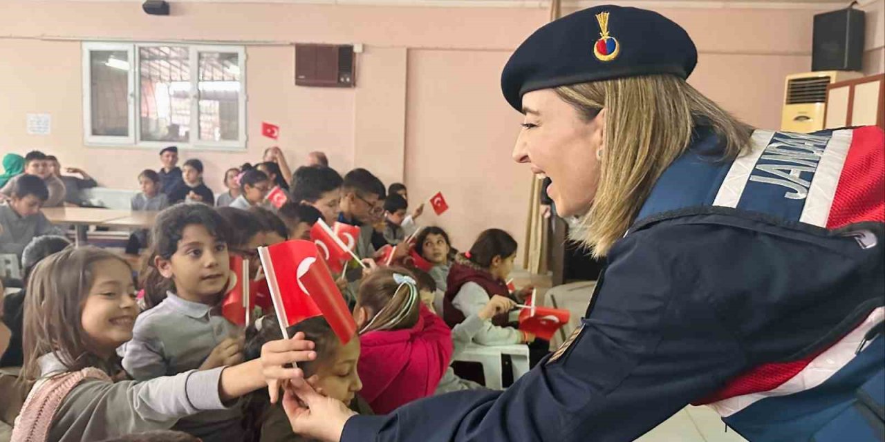 Jandarma ekipleri Yenipazar’da öğrencileri bilgilendirdi