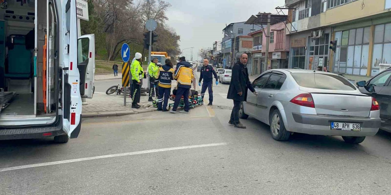 Kırmızı ışık ihlali yapan otomobil motosiklete çarptı: 1 yaralı