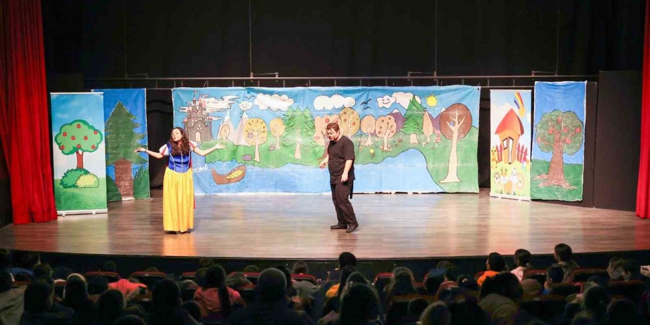 Efeler’de çocuklara özel tiyatro şöleni başlıyor