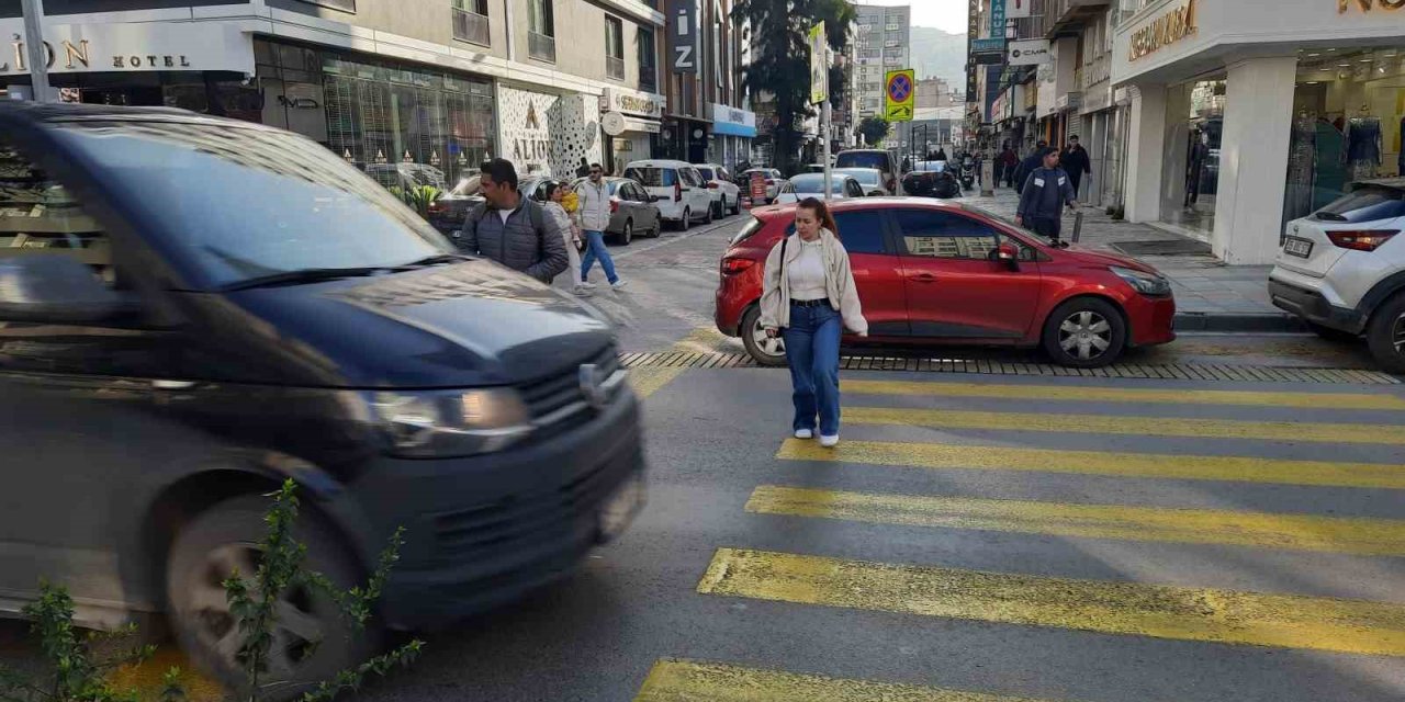 İzmir’de yaya geçidindeki vatandaşlara yol vermeyen sürücüler kamerada