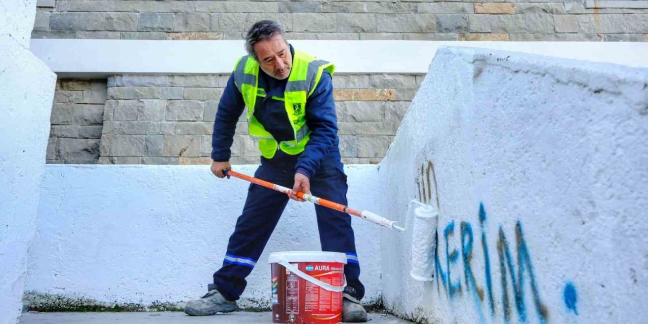 Belediye, görüntü kirliliği oluşturan yazıları temizliyor