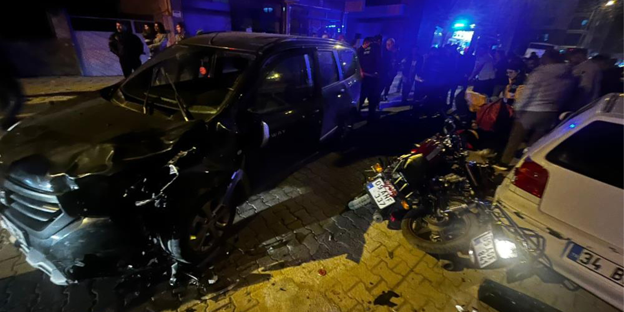 İki motosiklet otomobille çarpıştı, 3 yaralı