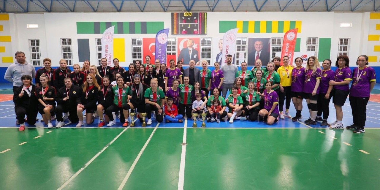 Veteran kadın hentbolcular Denizli’de buluştu