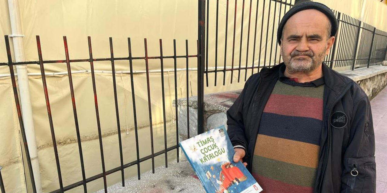 Çöpten topladığı kitap ve giysileri ihtiyaç sahiplerine ulaştırıyor