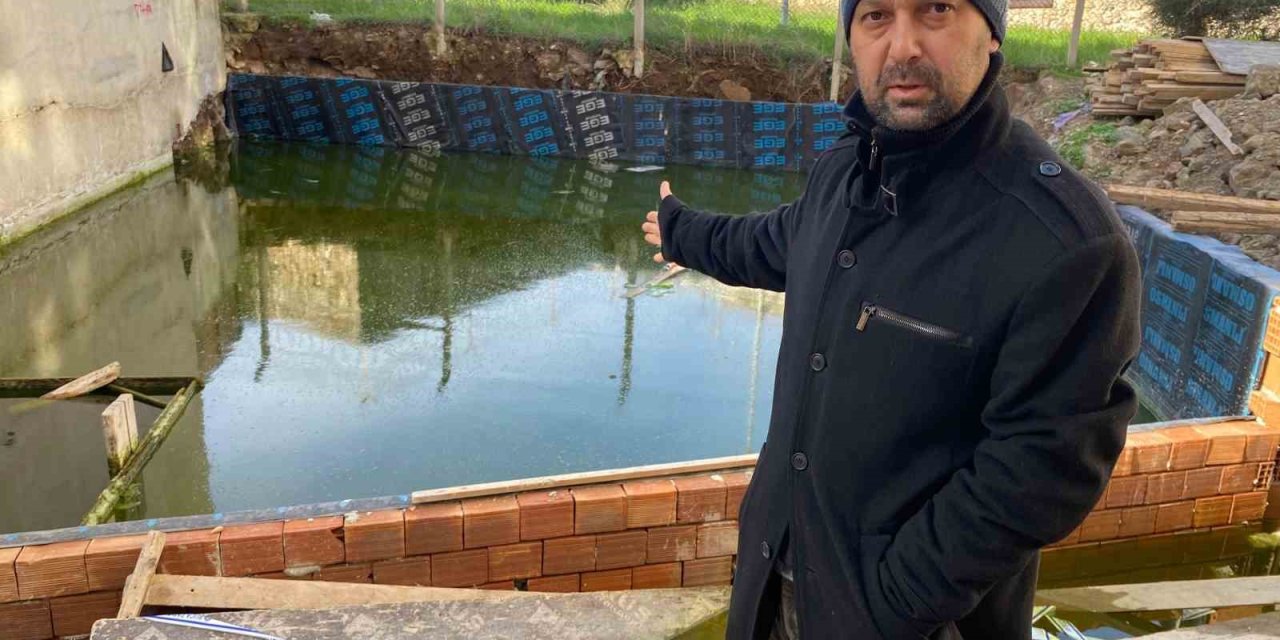 Buca’da su biriken inşaat temeli tehlike saçıyor