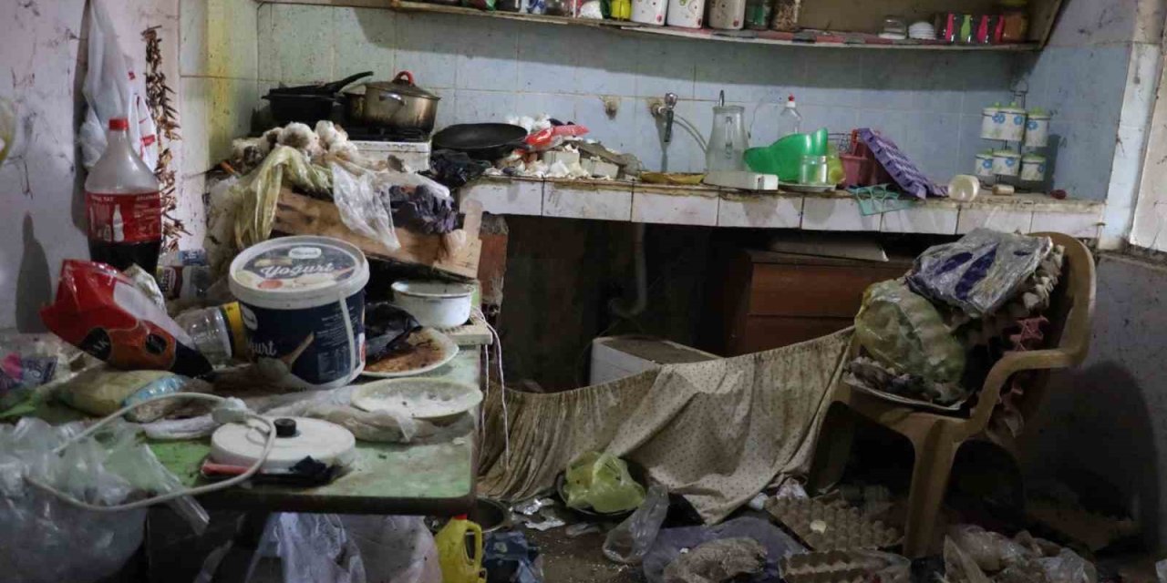 Nazilli’deki çöp evden 3 kamyon dolusu çöp çıktı