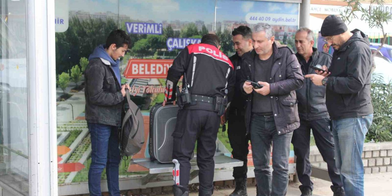 Yemek yemeye gitti, valizlerinden oluyordu