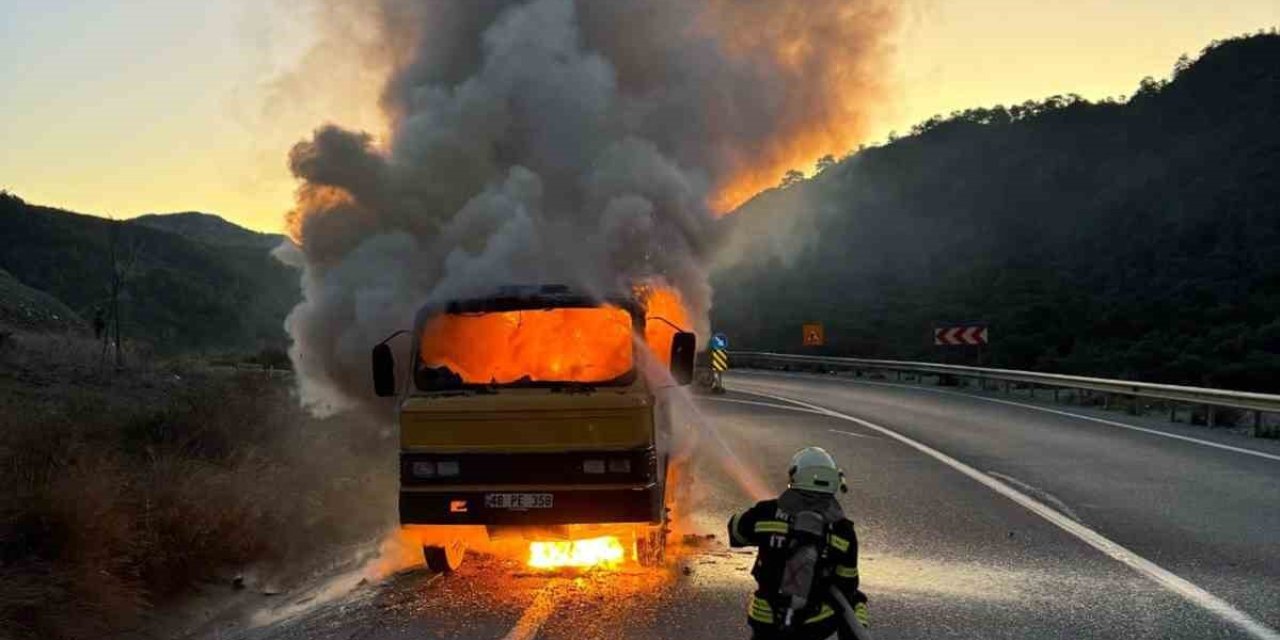 Yakıt dolu tanker alev aldı