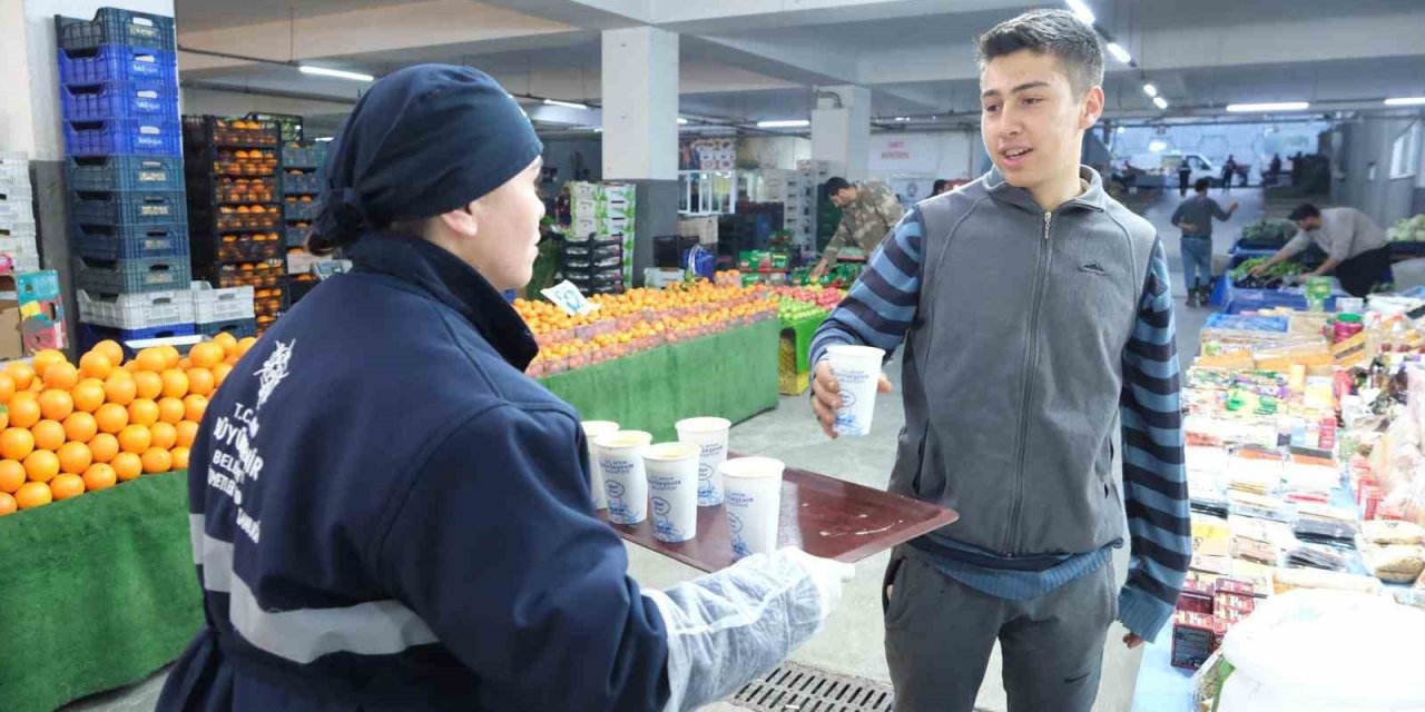 Aydın Büyükşehir Belediyesi'nin vatandaş ve pazarcı esnafına sıcak çorba ikramı sürüyor
