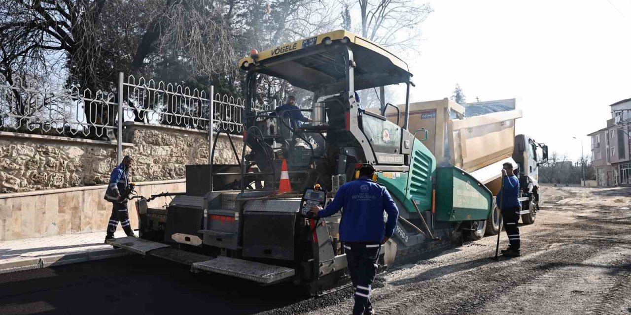 Denizli Büyükşehir Belediyesinin yol yapım çalışmaları hız kesmeden devam ediyor