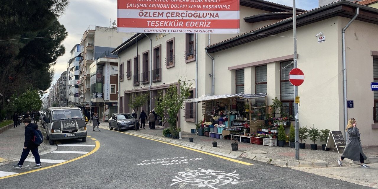 Cumhuriyet Mahallesi sakinlerinden Başkan Çerçioğlu’na pankartlı teşekkür