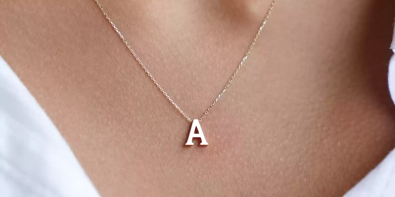 Altın harf kolye modasında öne çıkanlar