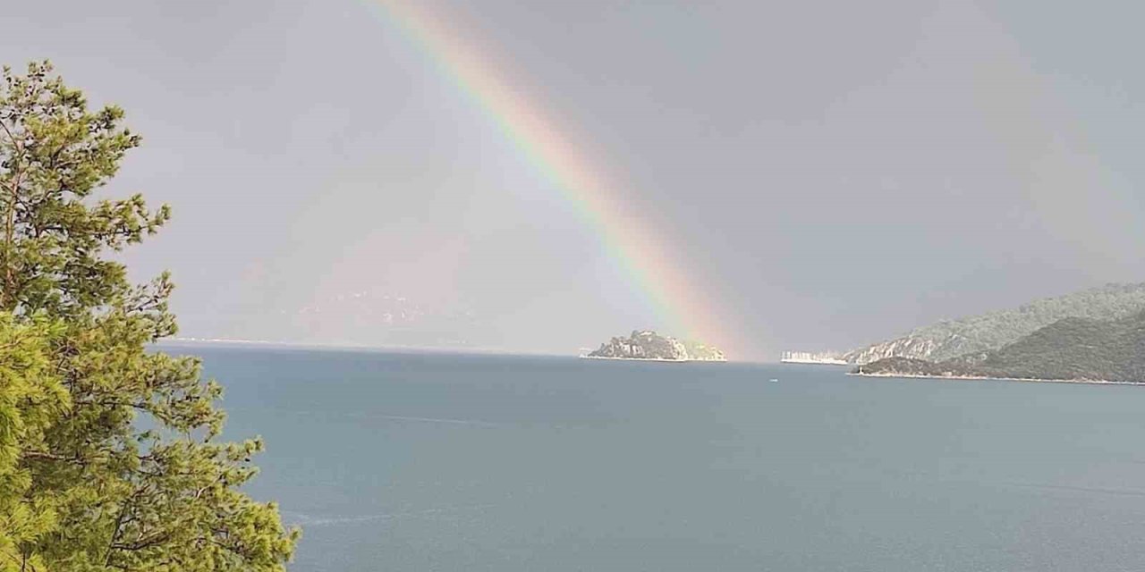 Marmaris’te yağışla birlikte oluşan gökkuşağı mest etti