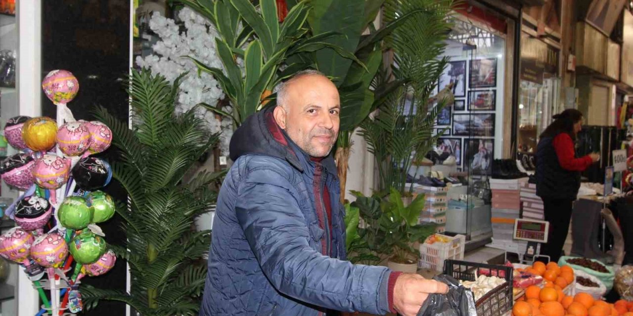 Nazilli Belediyesi çarşı esnafına çöp poşeti dağıttı