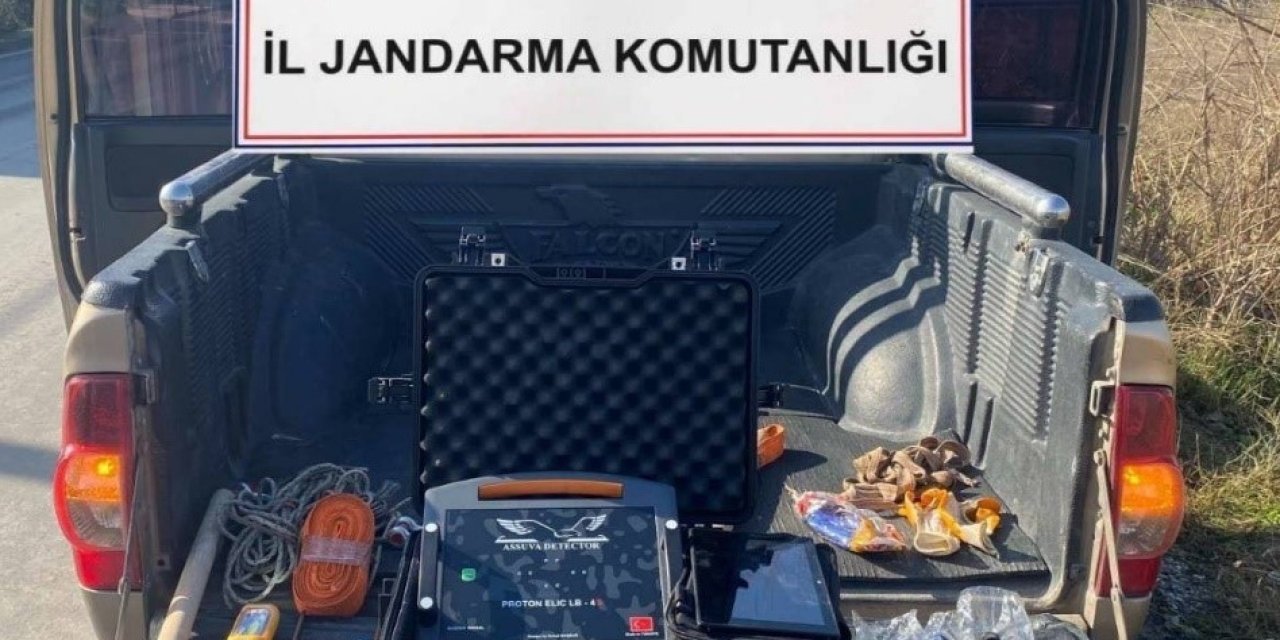 Denizli’de 4 defineci jandarma tarafından suçüstü yakalandı