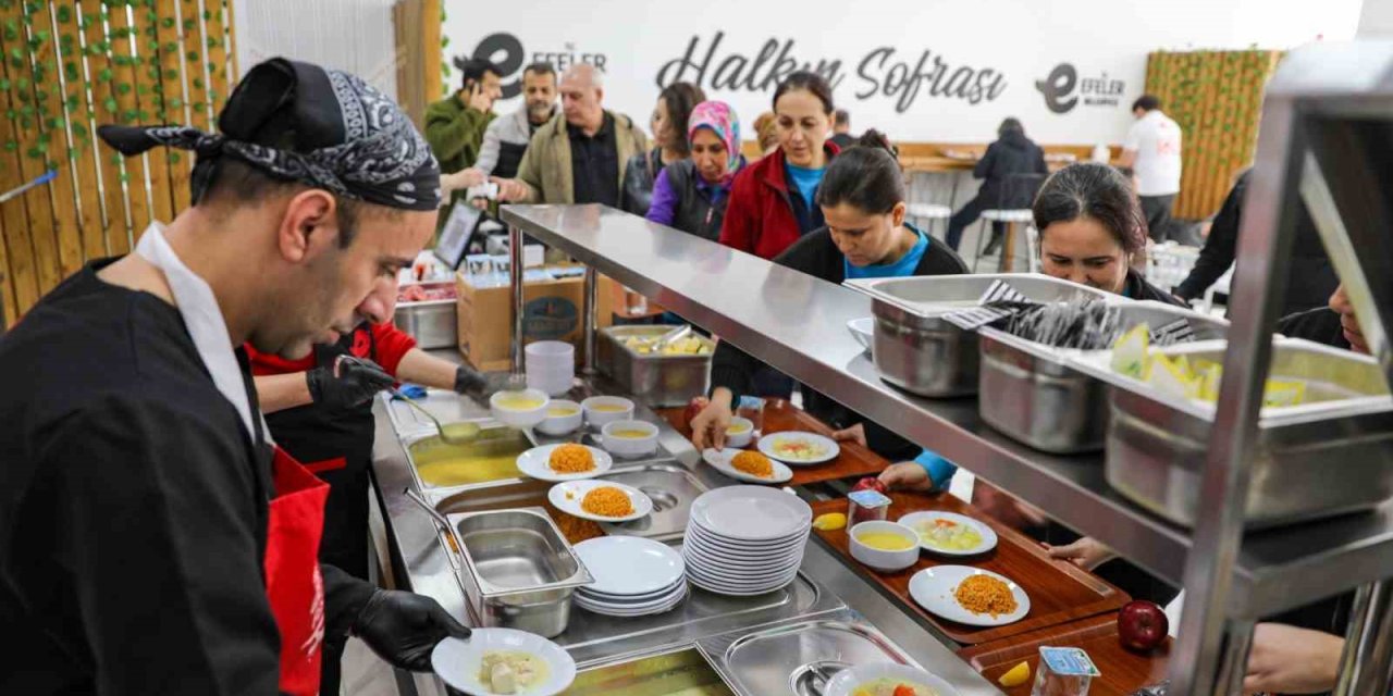 Efeler’deki Kent Lokantası’na vatandaşlardan yoğun ilgi