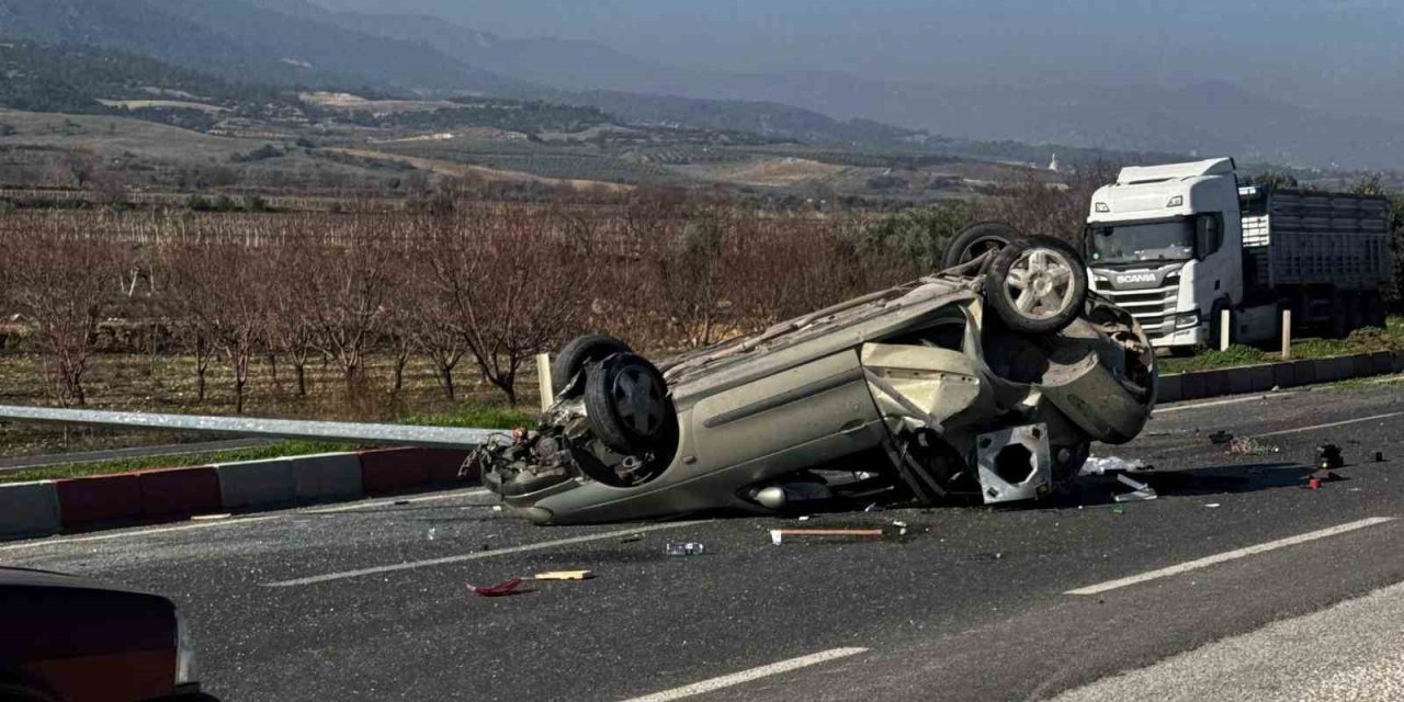 Aydınlatma direğine çarpıp takla atan otomobil hurdaya döndü; 2 yaralı