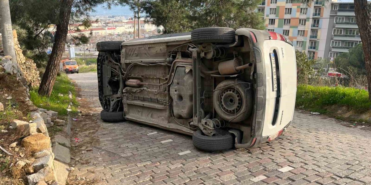 Hakimiyeti kaybolan ticari araç savrularak yan yattı