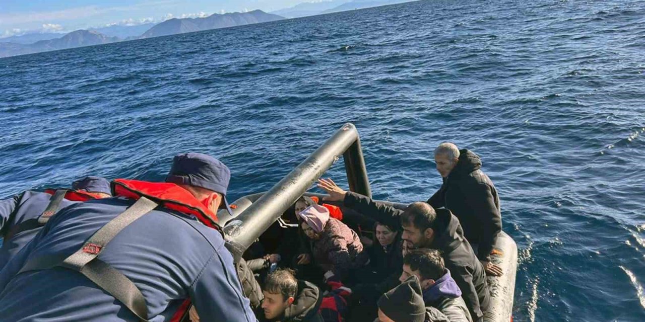 Yunanistan’ın ölüme ittiği 16’sı çocuk 51 düzensiz göçmen kurtarıldı