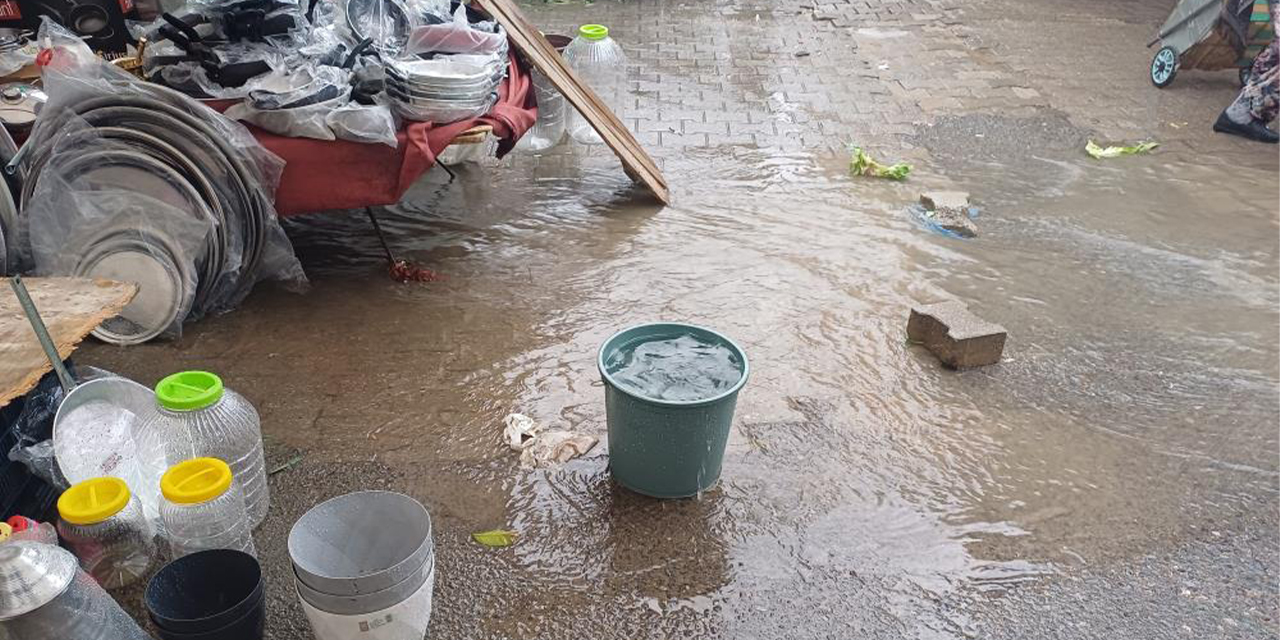 Köşk halkı çamur içinde alışverişten kurtulmak için Belediye Başkanı Güler’e seslendi