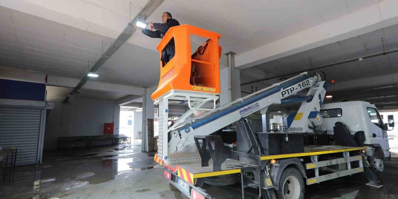 Bayraklı’nın pazar yerlerinde aydınlatma çalışması