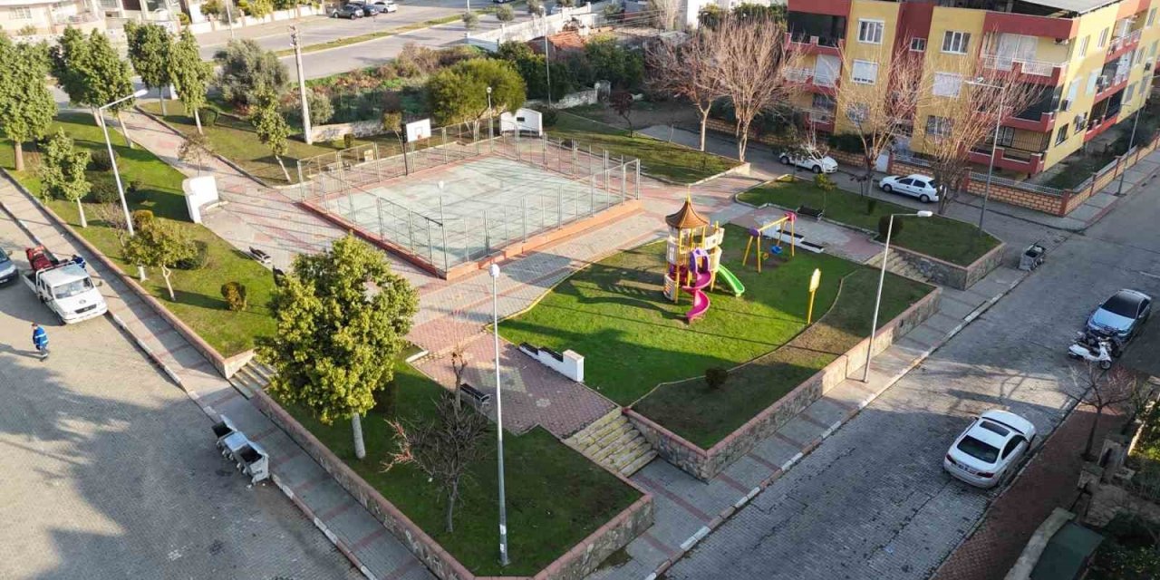 Nazilli Belediyesi’nden parklarda bakım ve ağaç dikim çalışması