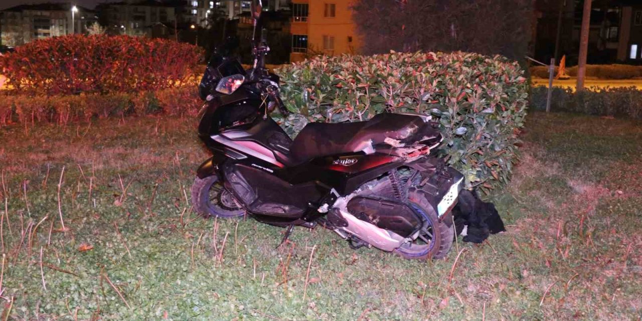 Kazada kafasını kaldırıma vuran genç motosiklet sürücüsü ağır yaralandı