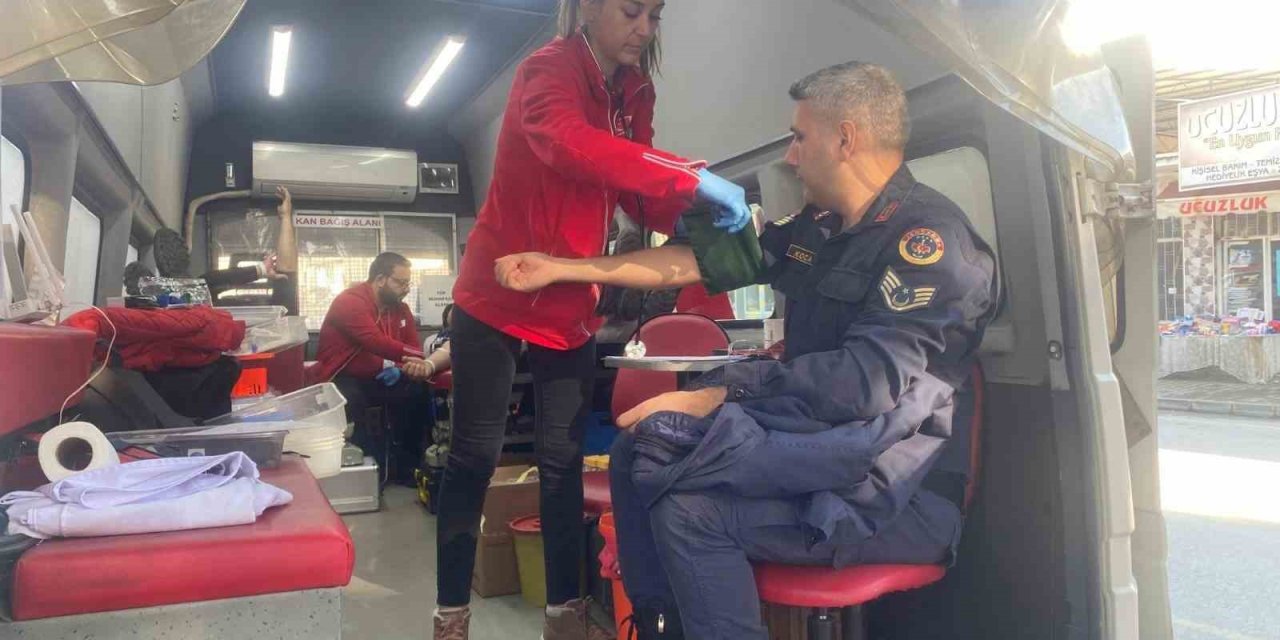 Jandarmadan Kızılay’a kan bağışı