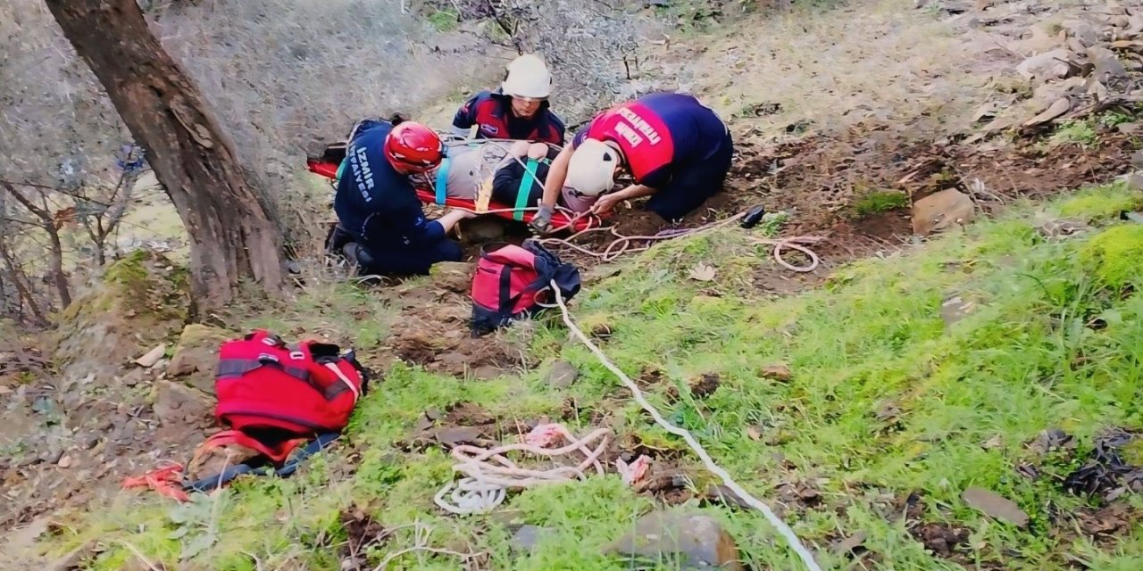 İzmir’de düştüğü dik yamaçta mahsur kalan vatandaşı itfaiye kurtardı