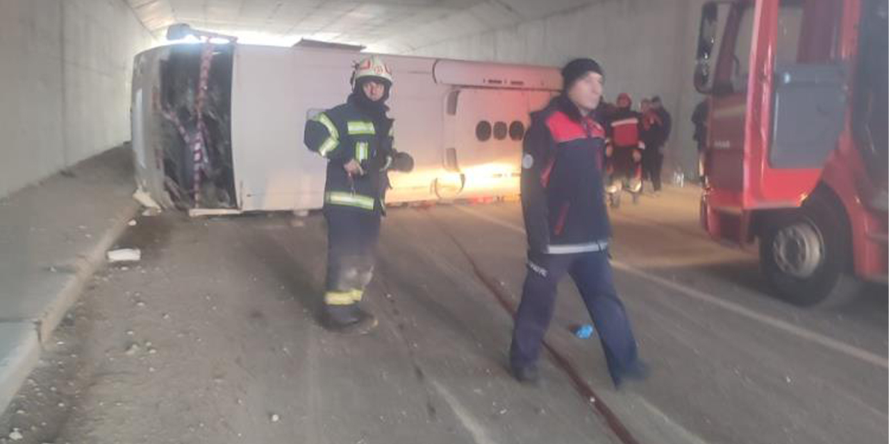 İşçi servisi devrildi: 4 ölü, 19 yaralı