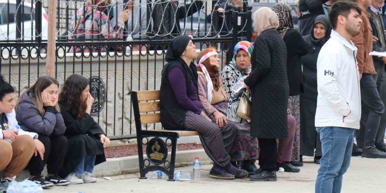 Denizli’de işçi servisi kazasında hayatını kaybedenlerin acılı aileleri adli tıp önünde cenazeleri almayı bekliyor