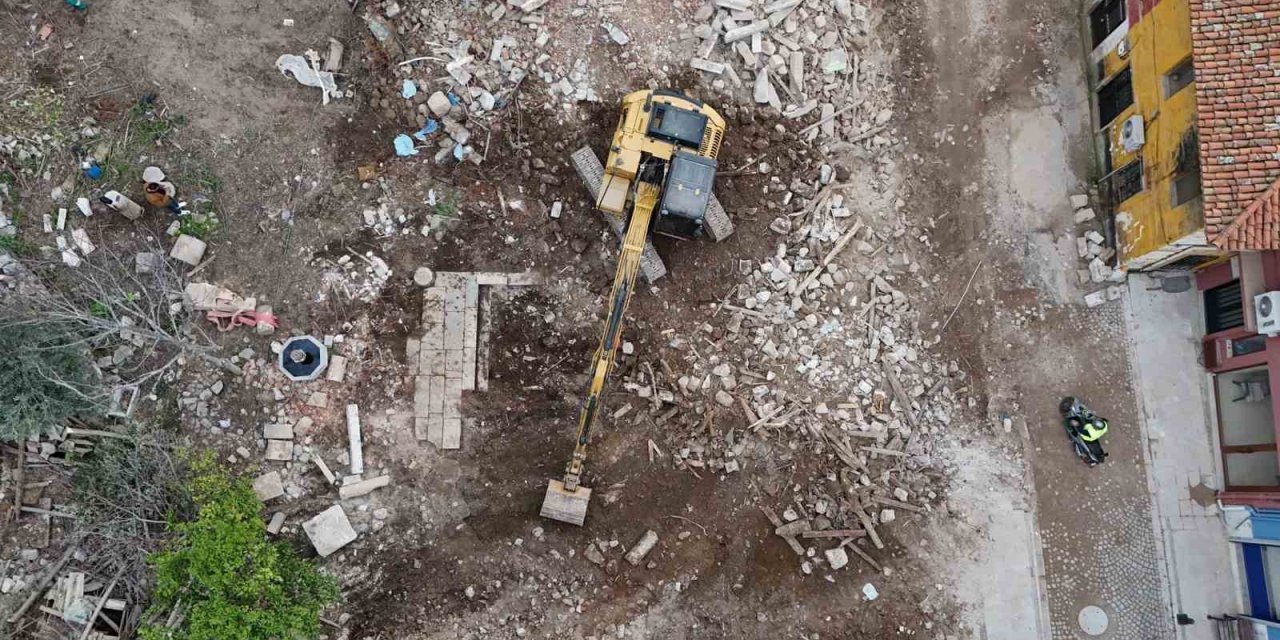 Milas’ta yıkılan binanın molozları arasından tarihi eserler çıktı