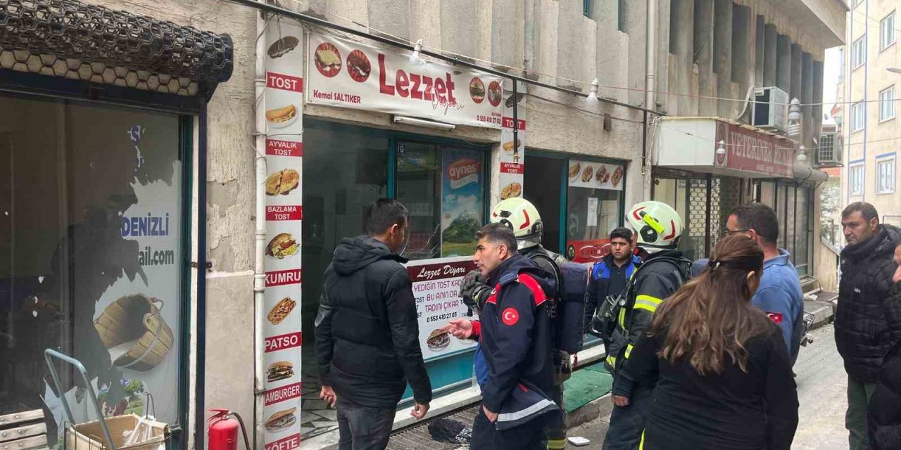 Tost salonunda çıkan yangın paniğe neden oldu