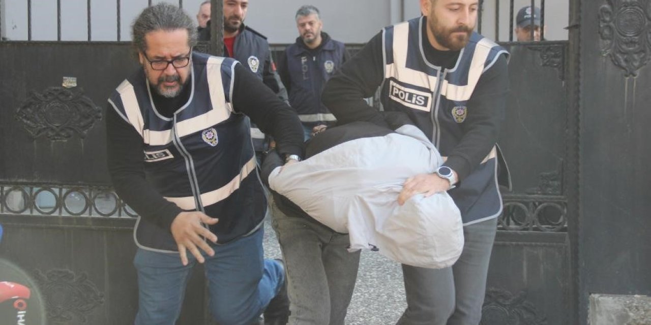 Çocuğunun boğazına bıçak dayayan cani babanın tutukluluğu devam edecek