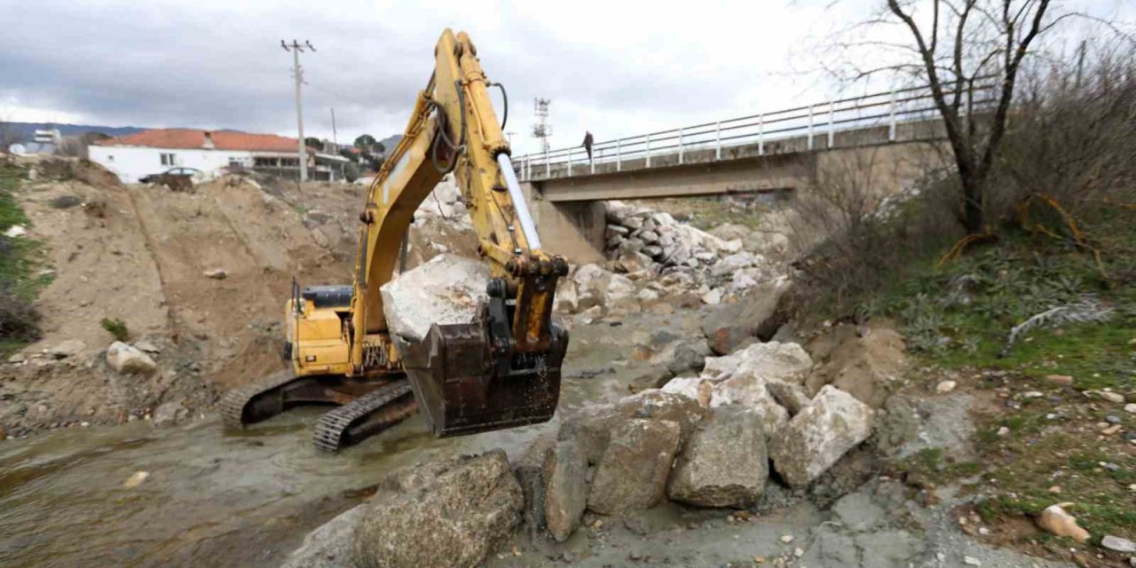 Yağışlarda çökme yaşanan köprü Büyükşehir ekiplerince yapılıyor