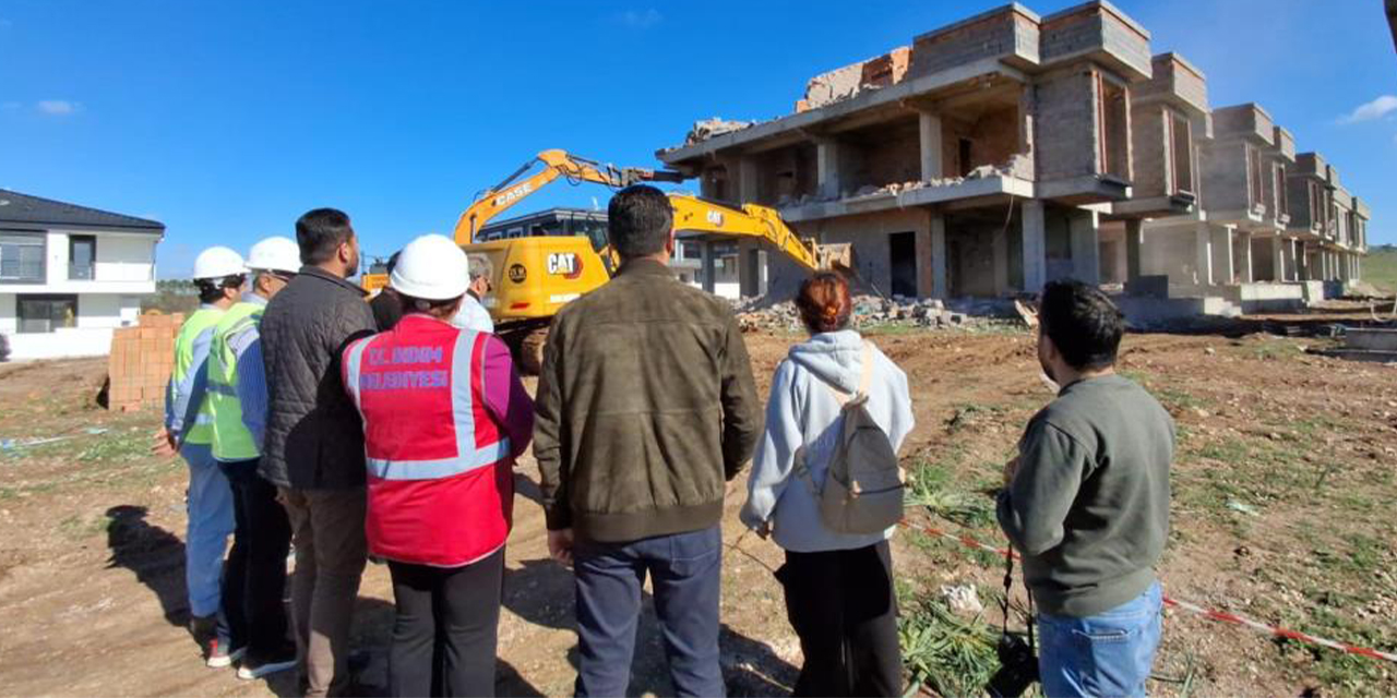 Didim'de kayma olan sitedeki 8 blok yıkılmaya başlandı