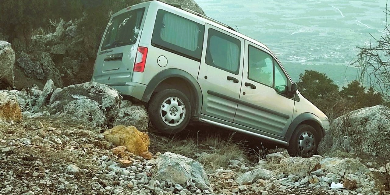 Freni boşalan araç kayalıklarda asılı kaldı