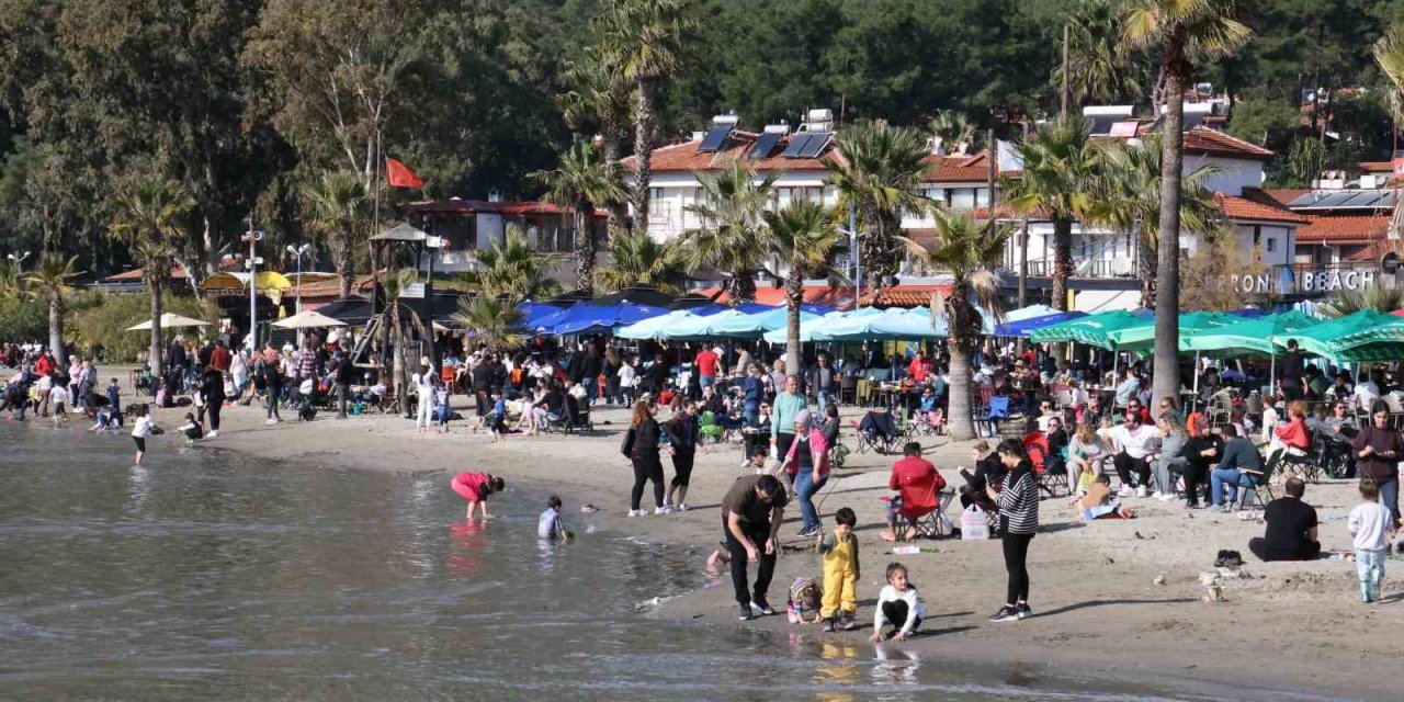 Akyaka’da yazdan kalma gün yaşandı, sahiller doldu taştı