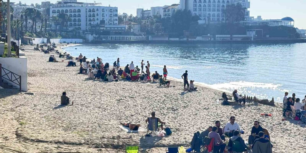 Kuşadası’nda güneşli havayı fırsat bilen vatandaşlar sahillere akın etti