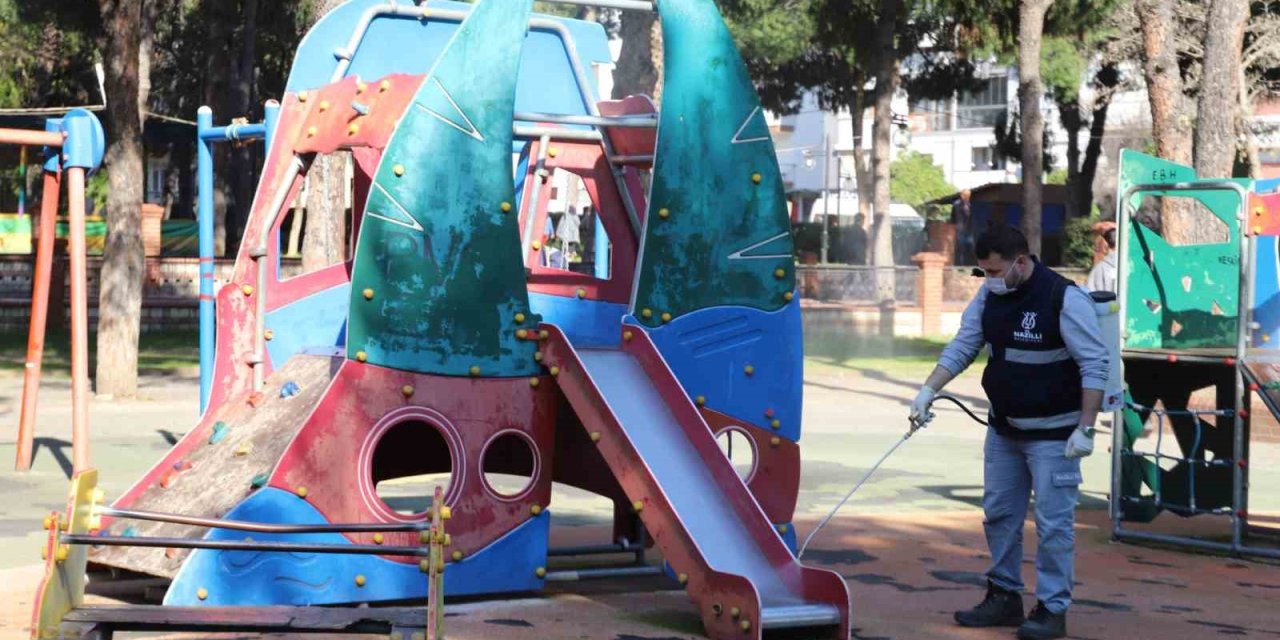 Nazilli Belediyesi oyun alanlarını dezenfekte ediyor