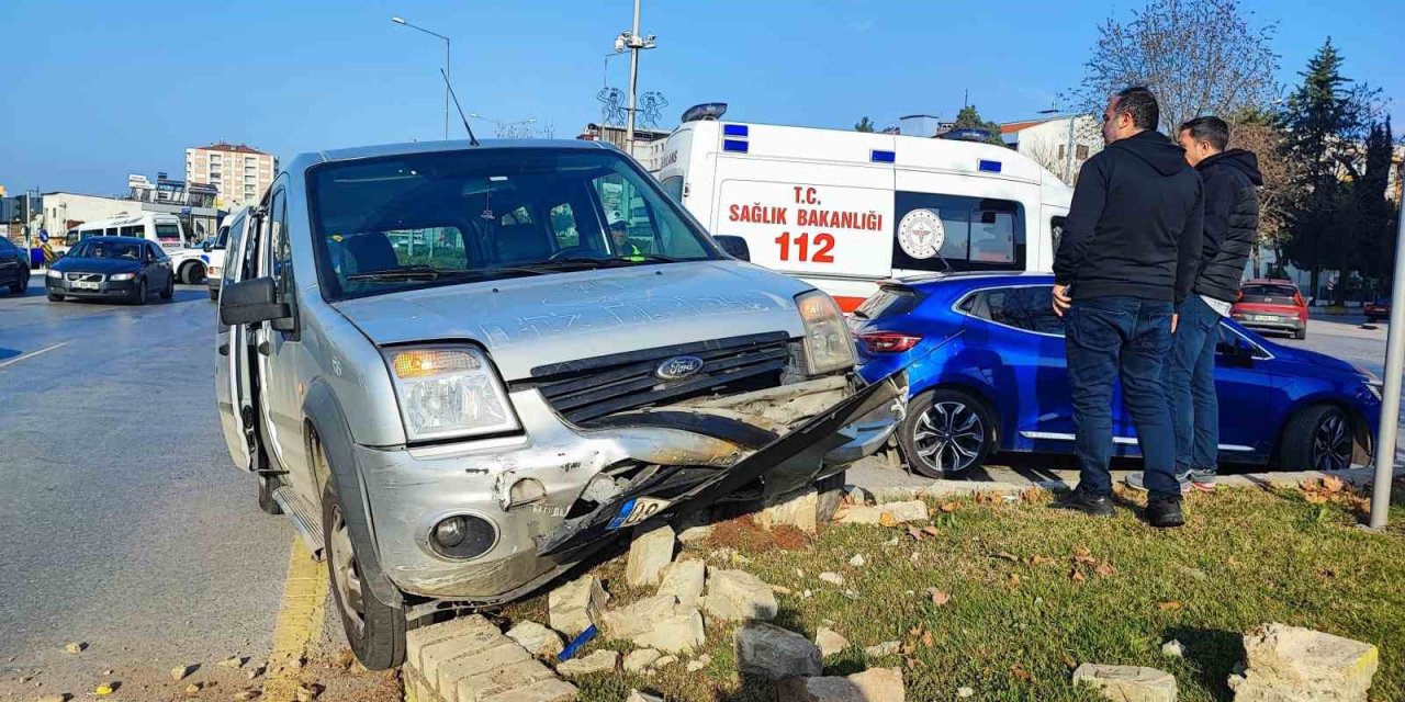 Otomobile çarpmamak için refüje çıktı: 2 yaralı