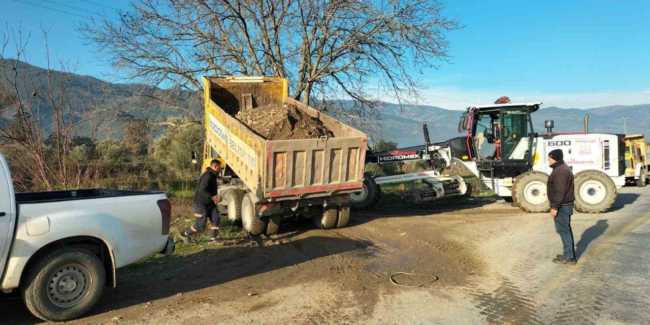 Bozdoğan Belediyesi arazi yollarında düzenleme çalışmalarını sürdürüyor