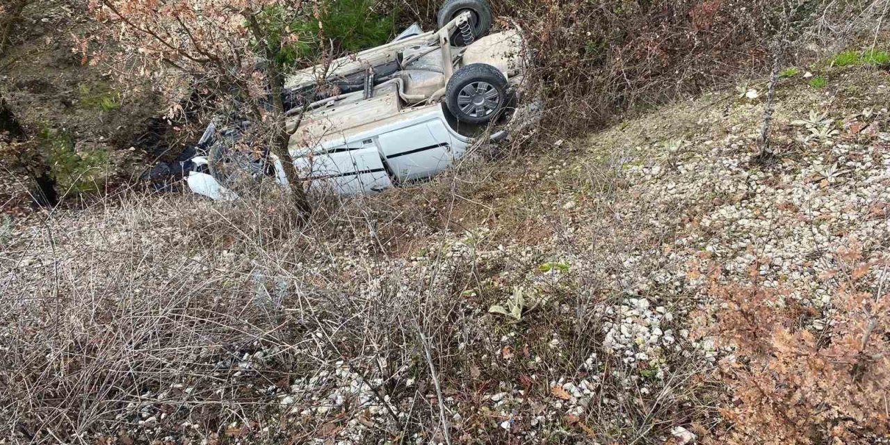 Uçuruma yuvarlayan araçta 3 kişi yaralandı
