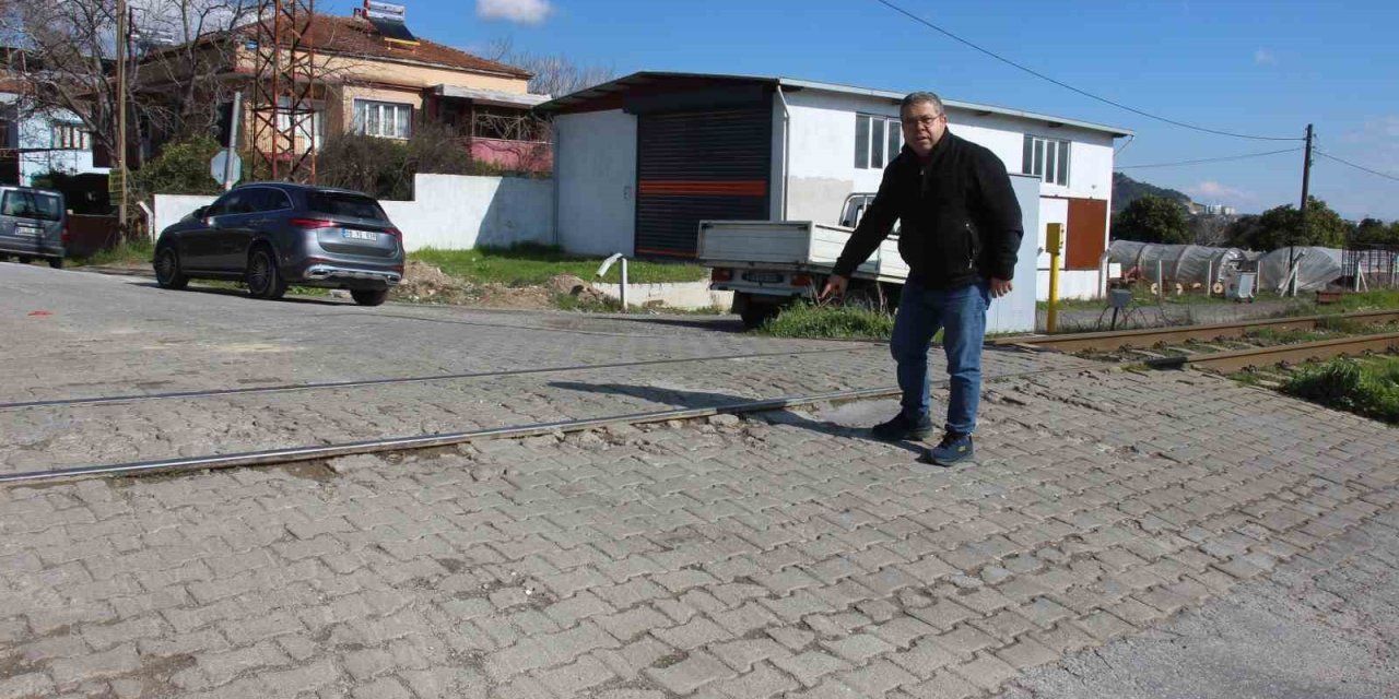 Yıllardır yapılmayan yol, hem çevre sakinleri hem sürücüleri korkutuyor